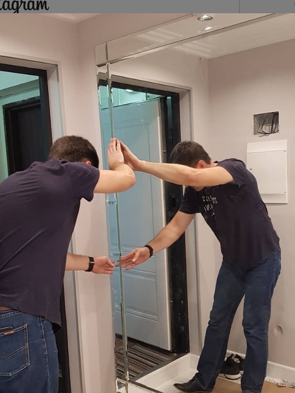 монтаж зеркального панно